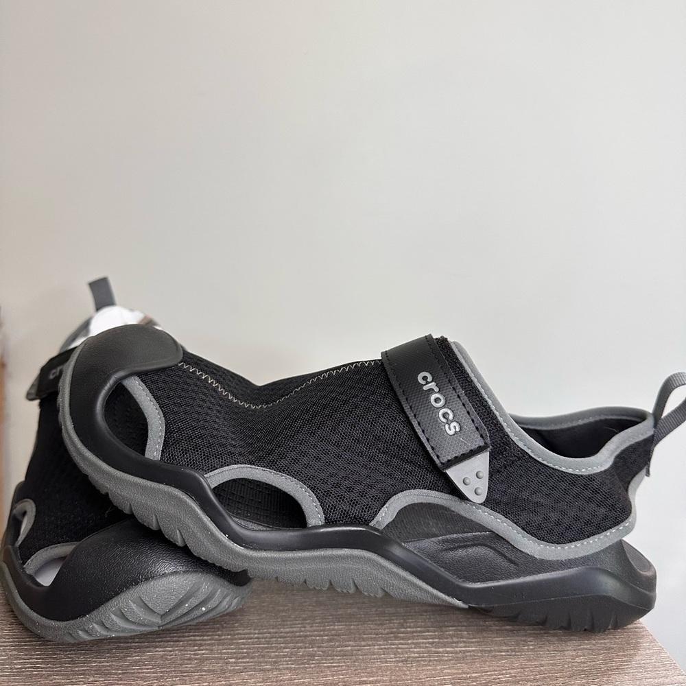 Men’s size 12 brand new crocs
